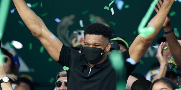 开云体育下载-等待了半世纪的狂欢！密尔沃基万人空巷庆雄鹿登顶