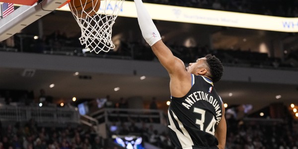 客户端下载-根本扛不住！字母哥背打奥孔武反身爆扣&amp;amp;冲击后者再打2+0