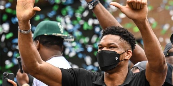 开云体育下载-等待了半世纪的狂欢！密尔沃基万人空巷庆雄鹿登顶