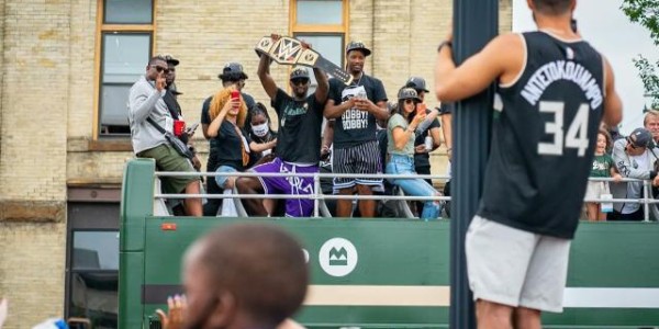 开云体育下载-等待了半世纪的狂欢！密尔沃基万人空巷庆雄鹿登顶